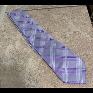 “Hermoso New York” Men’s Tie. Color: Tones of Purples. Material: 100% Silk.